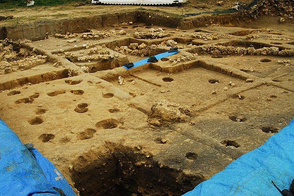 勝連城跡の発掘現場