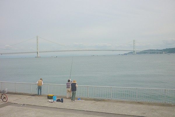 明石海峡大橋と釣り人
